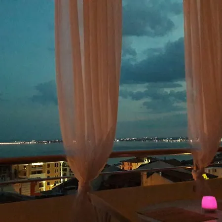 Sea View شقة *